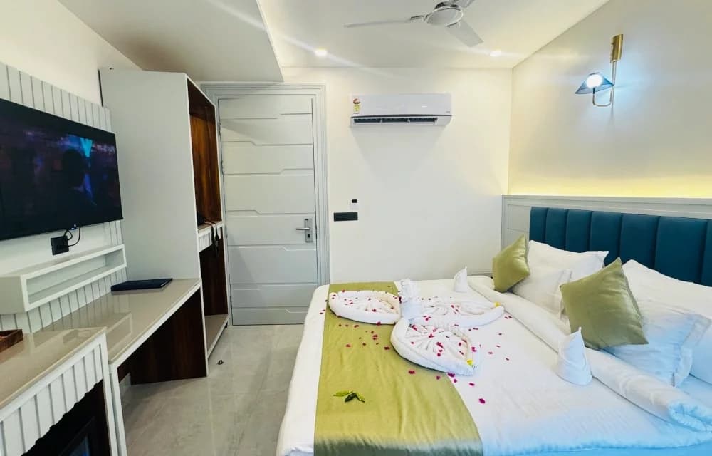 The Deluxe Room with Garden View at Arista Haven, Tapovan, Rishikesh, with its TV and wardrobe