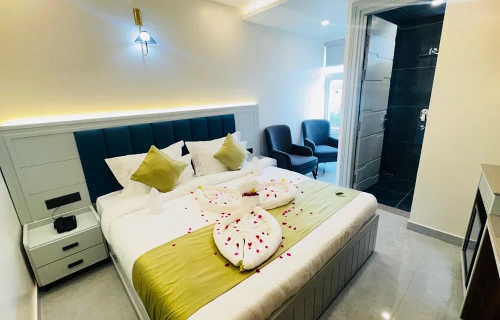 The Deluxe Room with Garden View at Arista Haven, Tapovan, Rishikesh, with its seating area