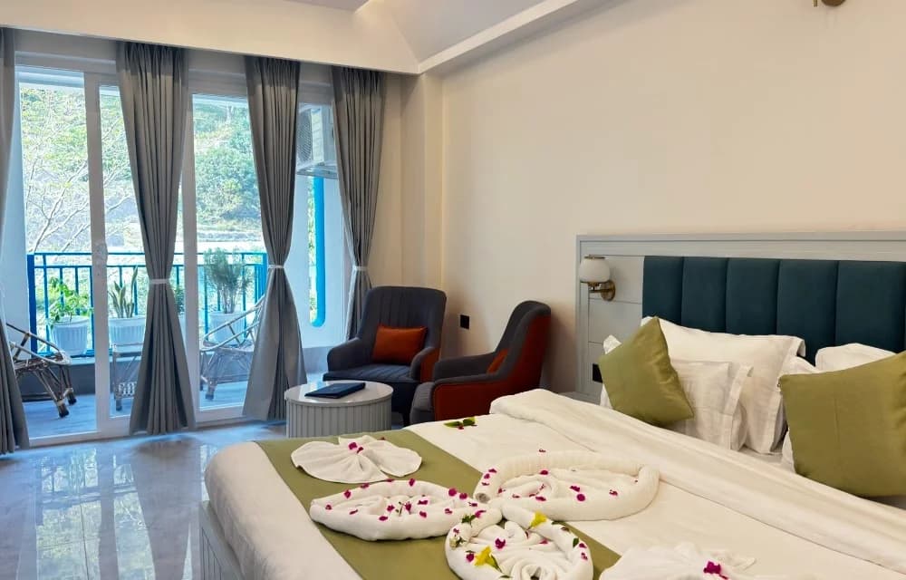 The private balcony and hill view from the Superior Room with Balcony at Arista Haven, Tapovan, Rishikesh