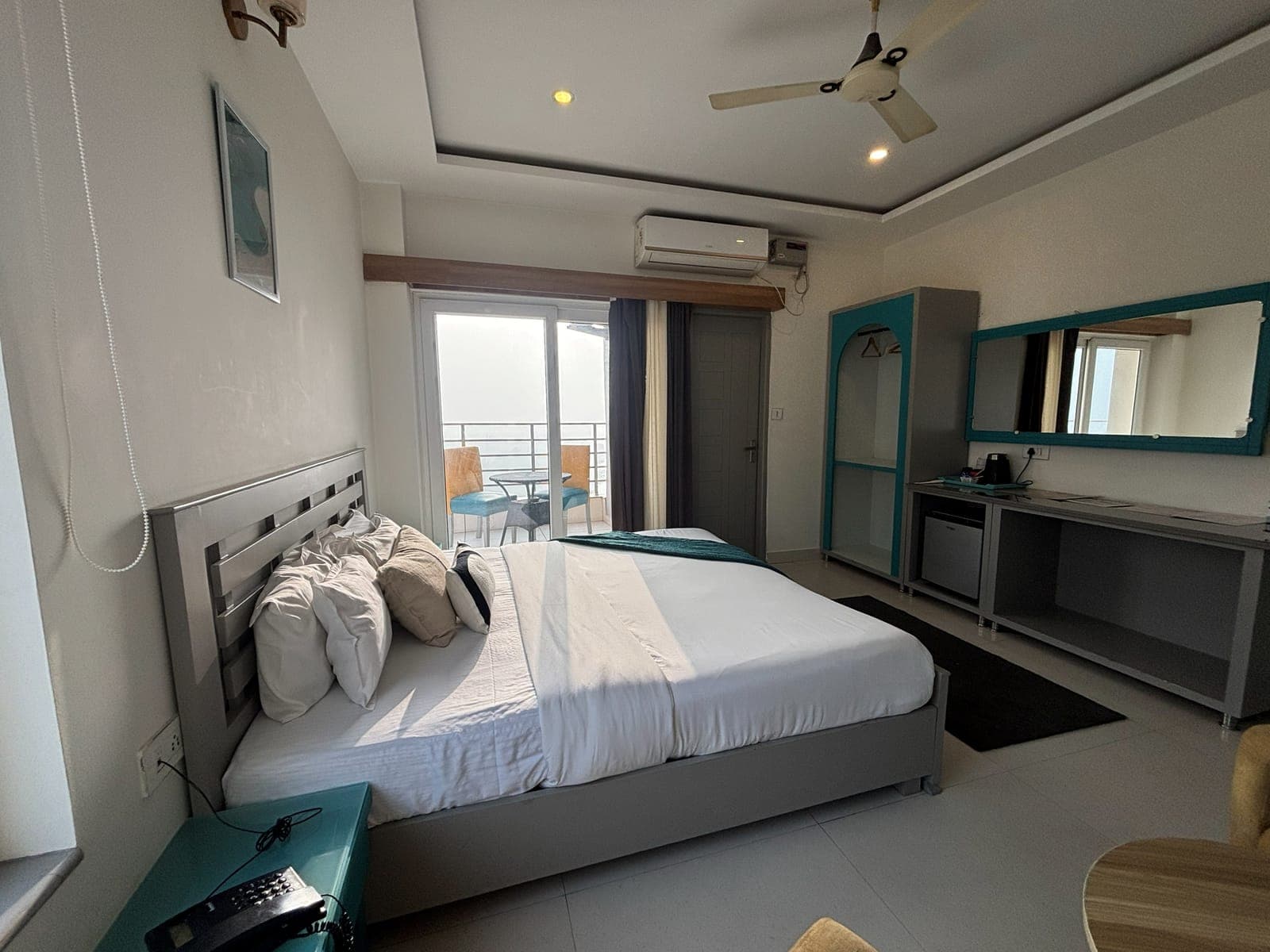 The bed in the Executive Room at Aroma Cafe Hotel, Rishikesh