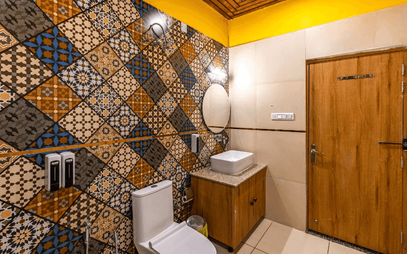 En-suite bathroom for the AC 10-Bed Dorm — Mountain View at The Hosteller Rishikesh, Upper Tapovan