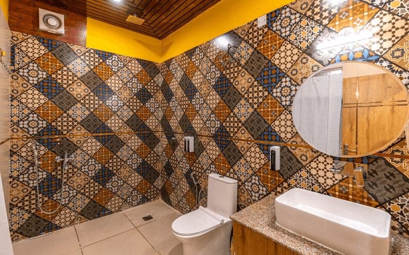En-suite bathroom for the 10-Bed Mixed Dorm (Mountain View, AC) at The Hosteller Rishikesh, Upper Tapovan