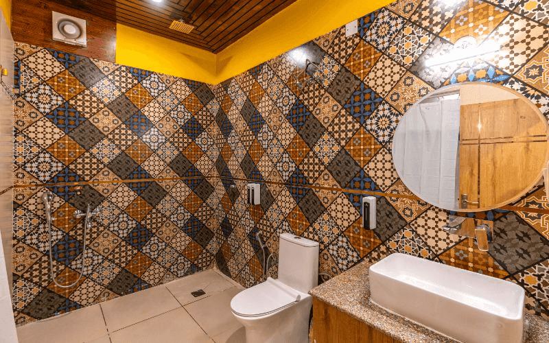 En-suite bathroom for the AC 10-Bed Dorm — Mountain View at The Hosteller Rishikesh, Upper Tapovan